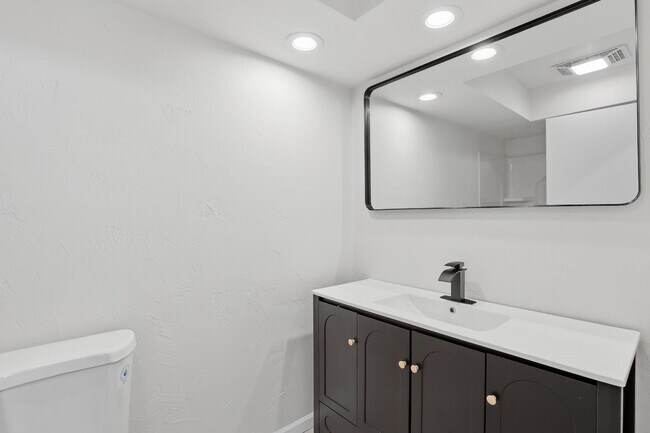 Building Photo - 957 Beta Dr