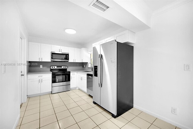 Building Photo - 304 SW 77th Ave