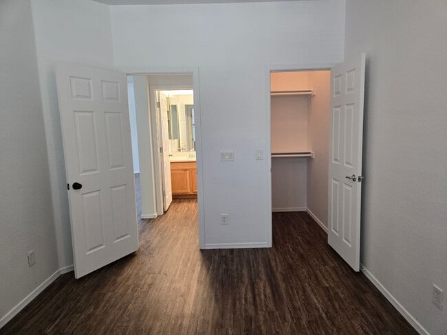 Building Photo - Spacious 4 bed, 3 full bath home in New Ri...