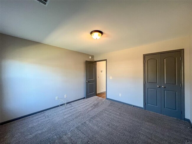 Building Photo - 583 Sunset Dr