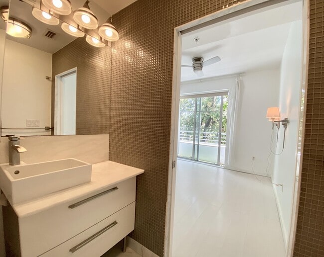 Building Photo - 1600 Michigan Ave