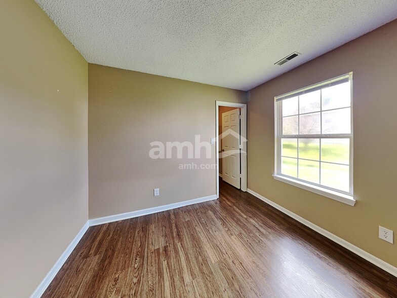 Building Photo - 1428 Blue Brook Way