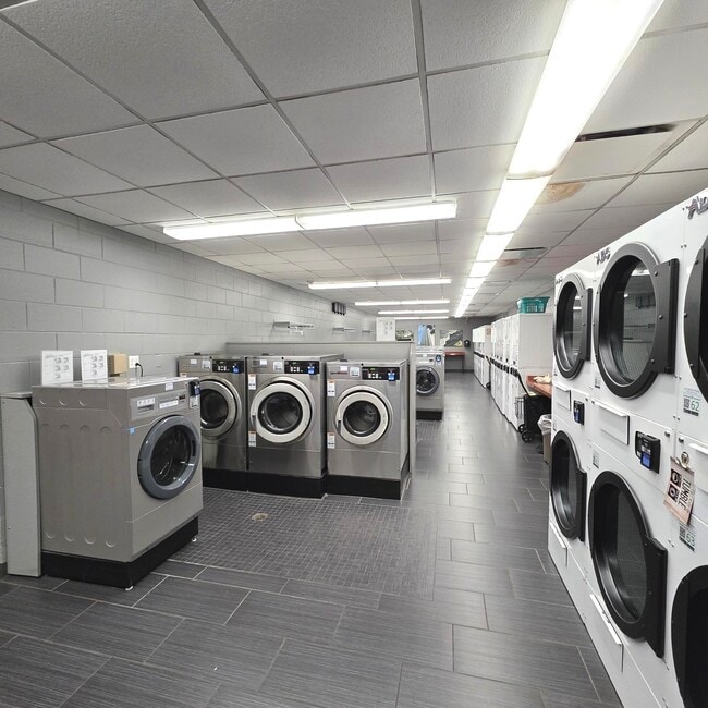 Building Photo - 6033 N Sheridan Rd