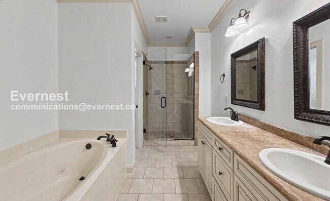 Building Photo - Home with Pool, Patio, and Fitness Center