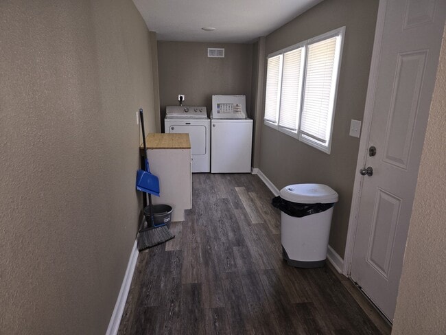 Building Photo - 515 Maple St