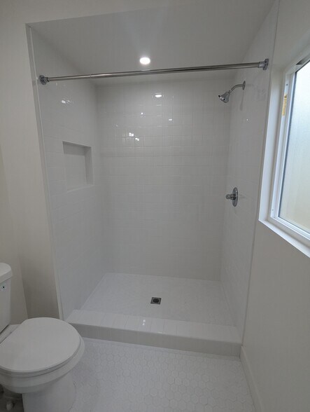 Building Photo - 613 Illinois Ct