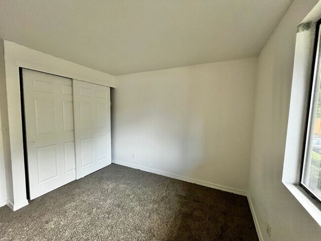 Building Photo - Fresh Paint and New Carpet in this Sunn Fjord Condo!