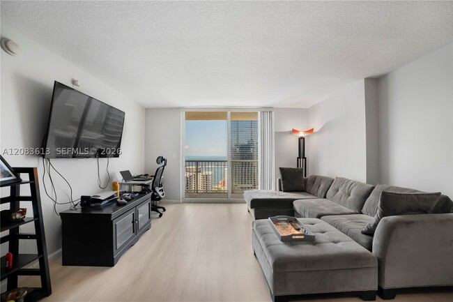 Building Photo - 1200 Brickell Bay Dr