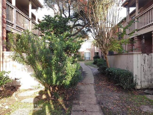 Building Photo - 2255 Braeswood Park Dr
