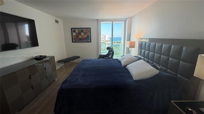 Building Photo - 100 Bayview Dr