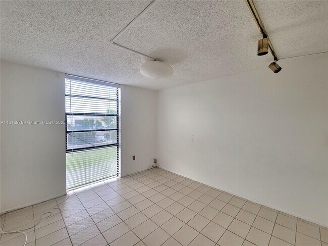 Building Photo - 2500 NE 135th St