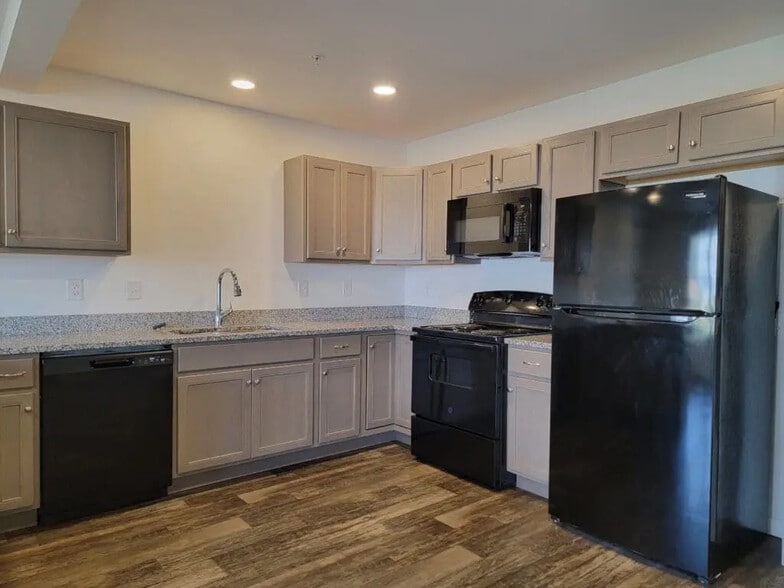 Building Photo - 126 Robert Cir