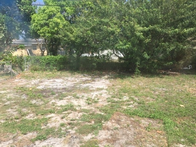 Building Photo - 3-2 House with Central air and carport !