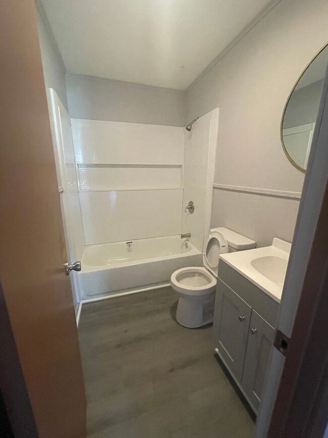 Building Photo - 3 Bed/1.5 Bath Brick House