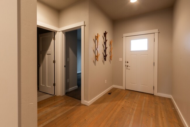 Building Photo - 16 Naomi Rose Ln