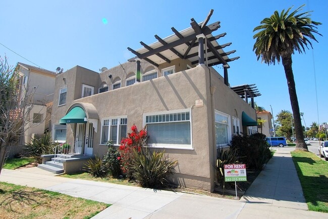 Building Photo - Sun-Drenched Top Floor 3BD in the Heart of Belmont Heights | Garage Included