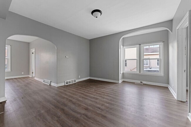 Building Photo - 212 W 8th Ave