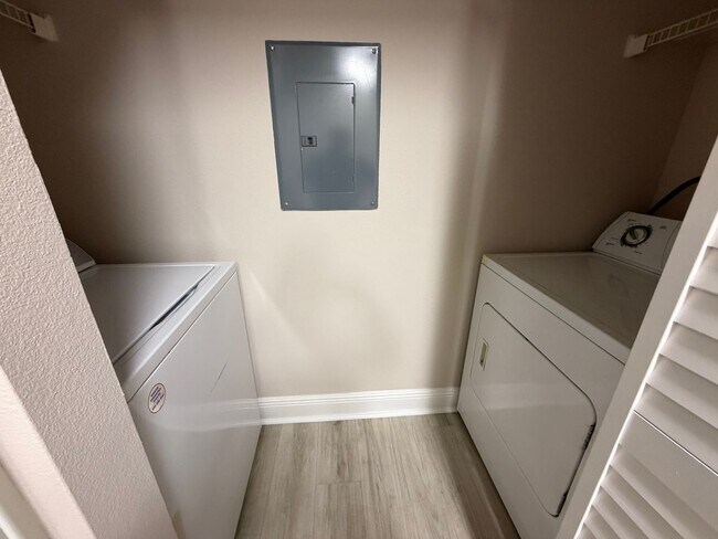 Building Photo - ANNUAL RENTAL - 1 BED / 1 BATH AT OASIS