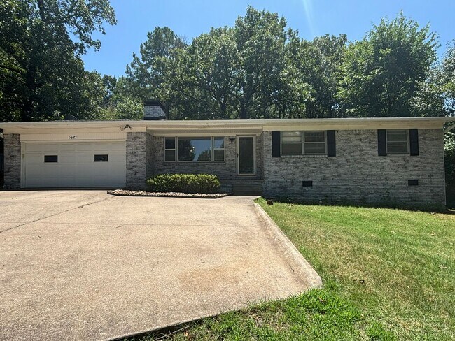 Primary Photo - 4 Bedroom Single Family Home Close to Univ...