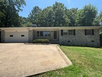 Building Photo - 4 Bedroom Single Family Home Close to Univ...