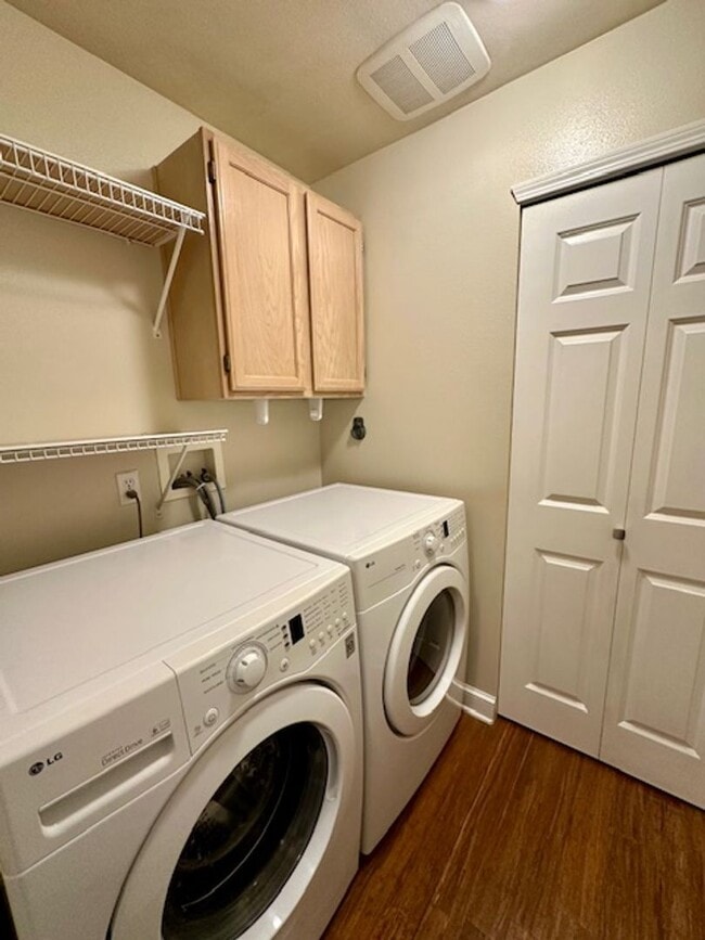 Building Photo - Beautifully Updated 2 Bedroom Condo