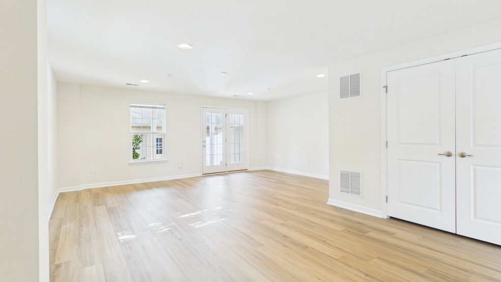 Building Photo - 5423 Saint Rita Dr