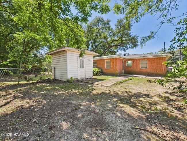 Building Photo - 1618 W St Mary Blvd