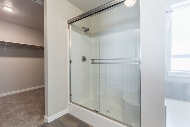 Building Photo - Perfect location for a 4 bed 2 bath with a...