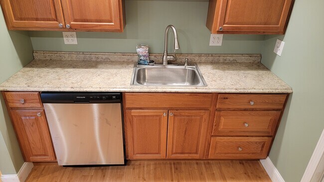 Building Photo - 115 Paul Manafort Dr