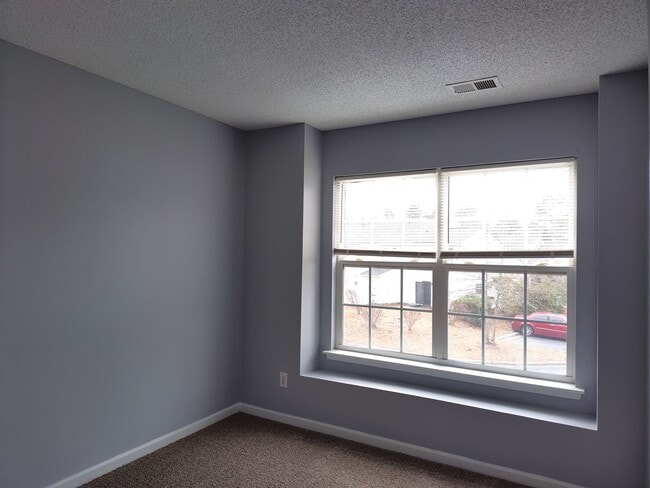 Building Photo - Pristine 2 Story townhome located in the Bennington Place Community!