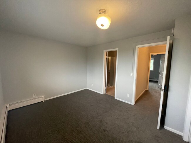 Building Photo - FALL PRE-LEASING! 3 Bed 1.5 Bath Condo on ...