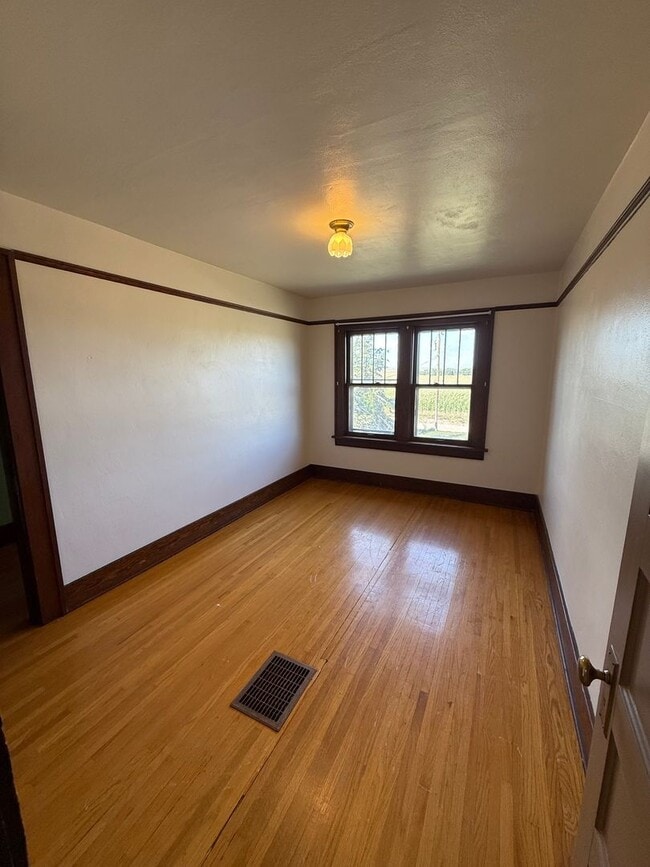 Building Photo - Large Country Home! Pet Friendly!