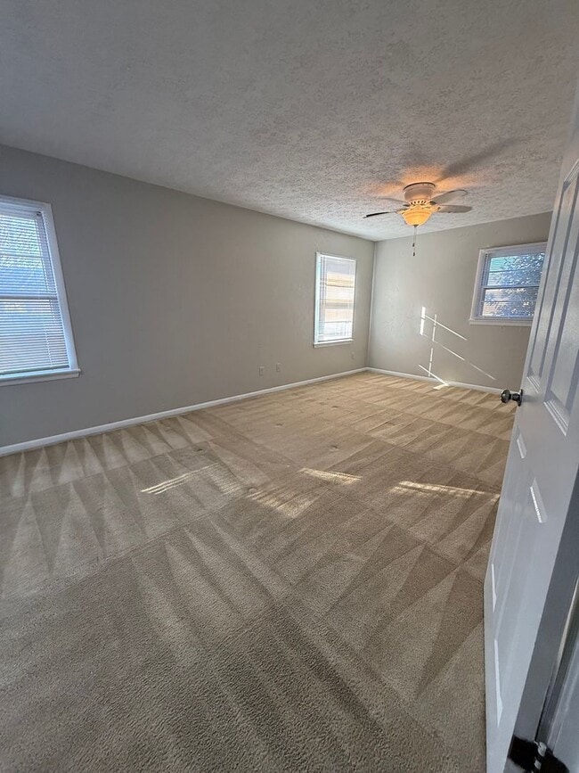 Building Photo - 3 Bed/2 Bath Home