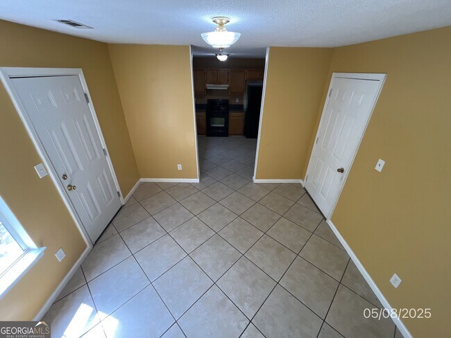 Building Photo - 260 Village Dr