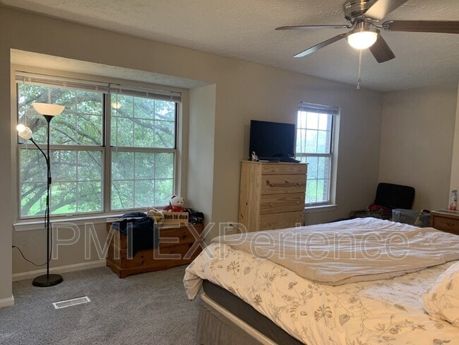 Building Photo - 6094 Red Squirrel Pl