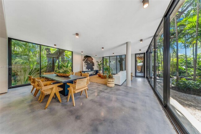 Building Photo - 1000 NW 9th Ct