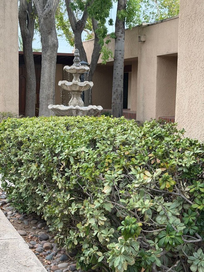 Building Photo - Stunning Midtown 2 Bedroom 2 Bath Townhome in Gated Community!