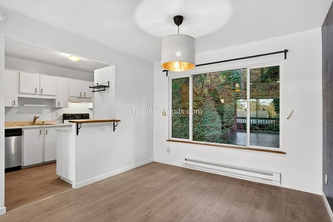 Building Photo - Updated 1BD/1BA Condo in Portland’s West Hills w/ Carport & Private Balcony