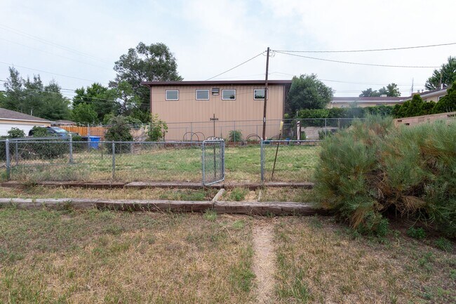 Building Photo - Lovely Downtown Property!