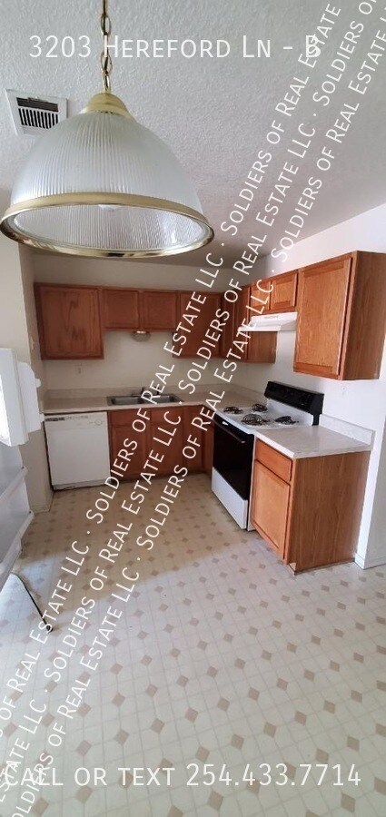 Building Photo - 3203 Hereford Ln