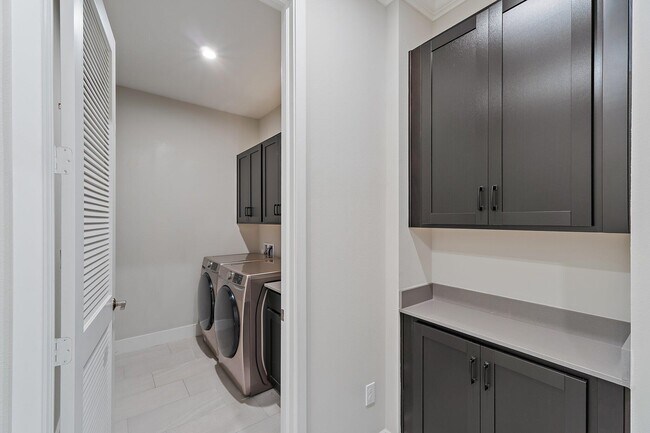 Building Photo - 6825 Pointe of Woods Dr
