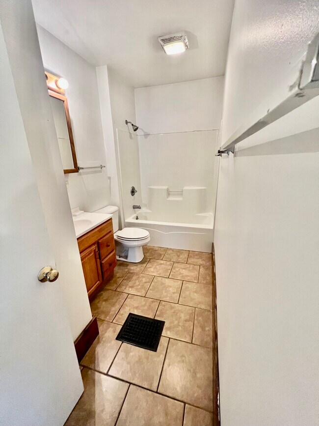 Building Photo - 407 W Adams St