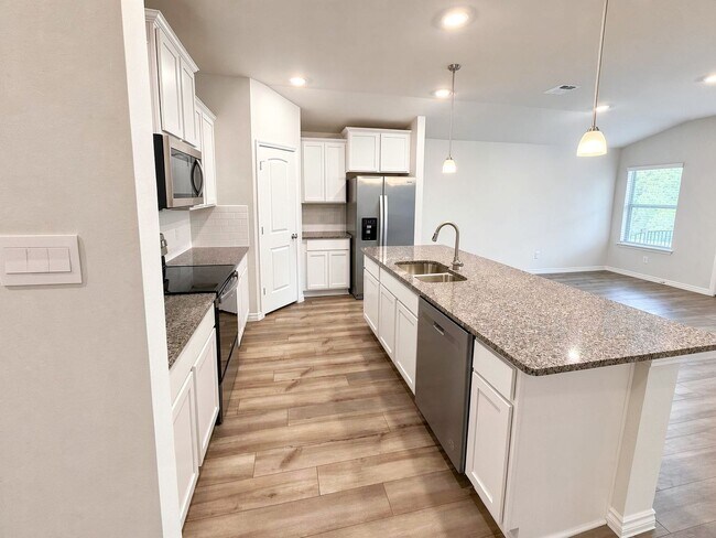 Building Photo - Spacious 4 Bed / 2.5 Bath Home with Fenced Yard & Modern Finishes in Belton