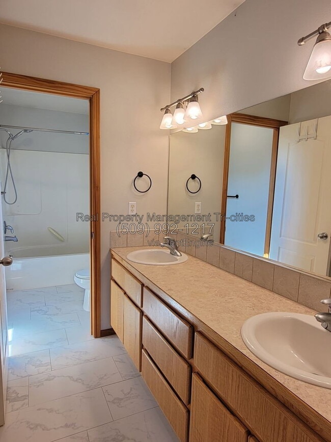 Building Photo - 476 Satus St