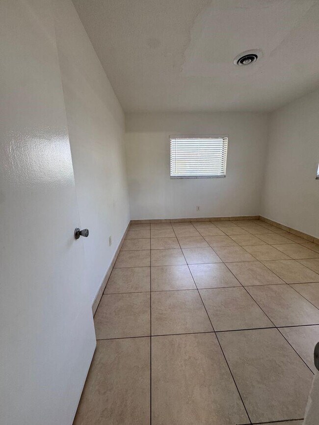 Building Photo - 890 NW 39th St