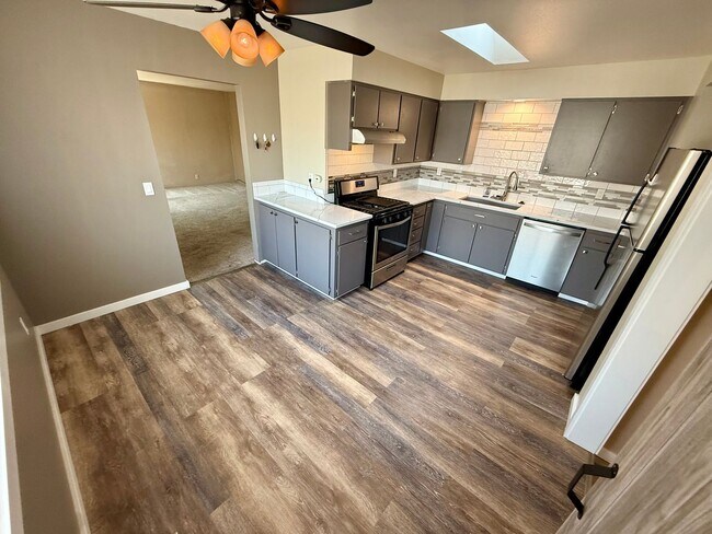 Building Photo - Welcome to this Charming 3 bedroom, 2 bath...