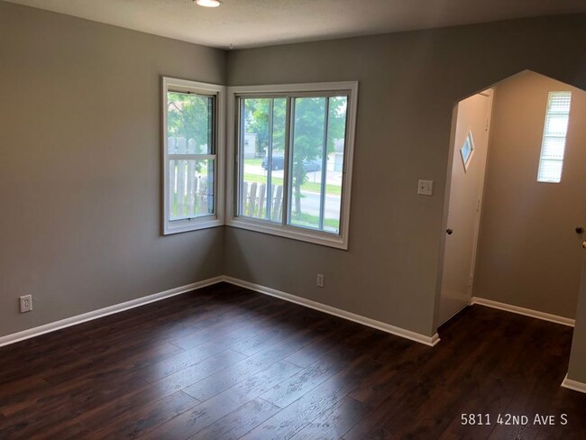 Building Photo - 1BR 1BA, Bungalow Duplex unit ~ Deposit Fr...