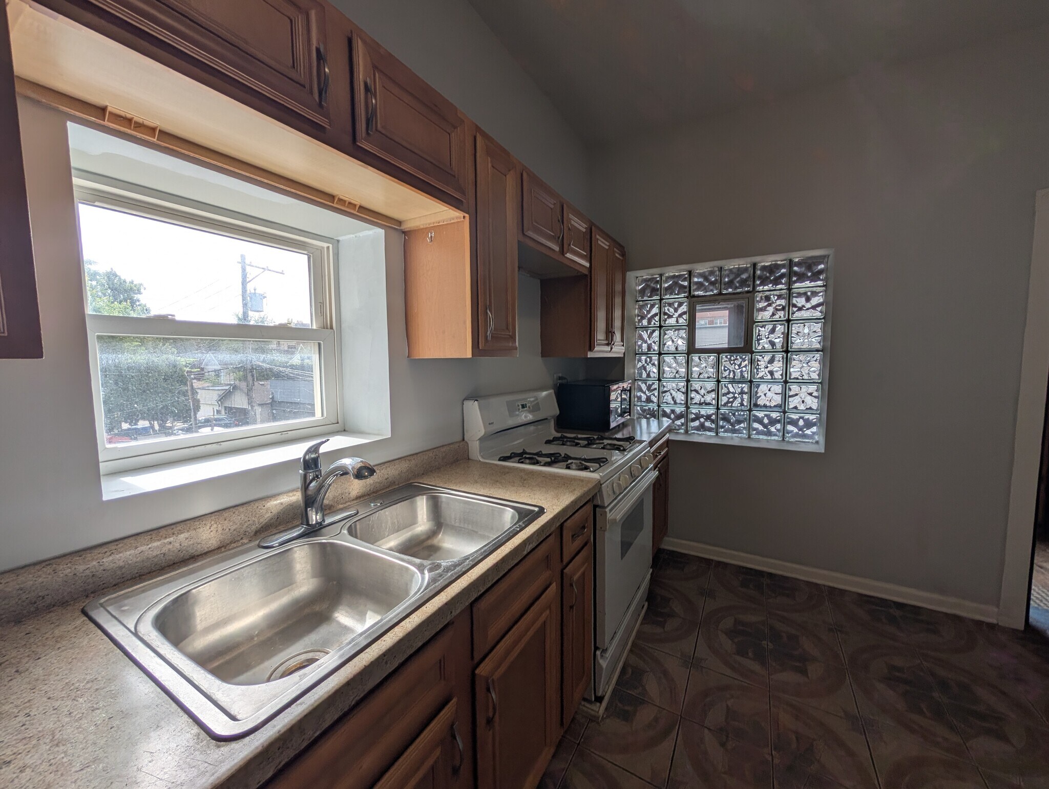 Building Photo - 1422 N Maplewood Ave