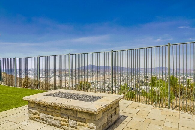 Building Photo - Beautiful Sky Ranch home with Spectacular Views!