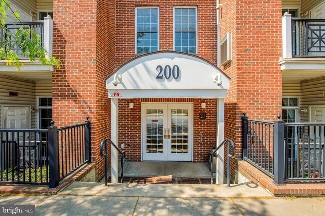 Building Photo - 200 W Elm St